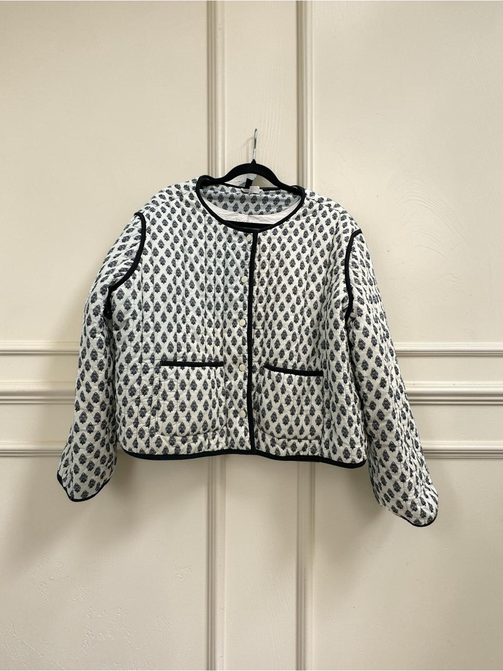 Divided by H&M Puffy Quilted Cropped Jacket. White/Pale Blue Ombre. Size:XXL